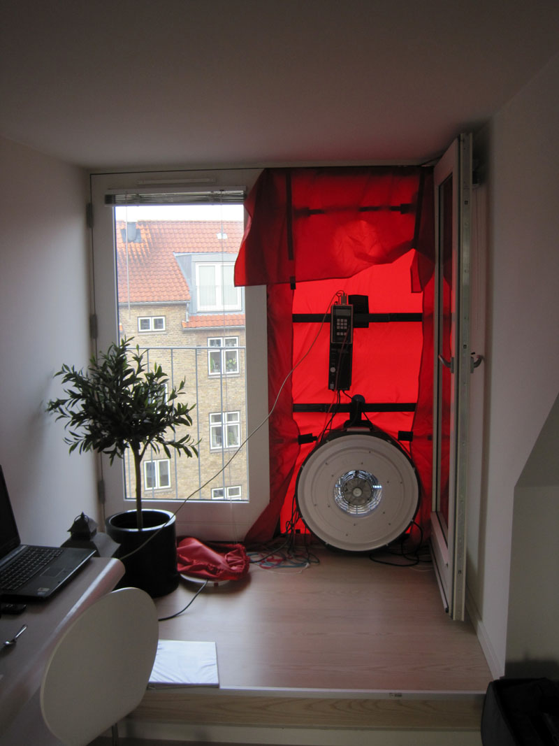 Blowerdoor test under udførsel.